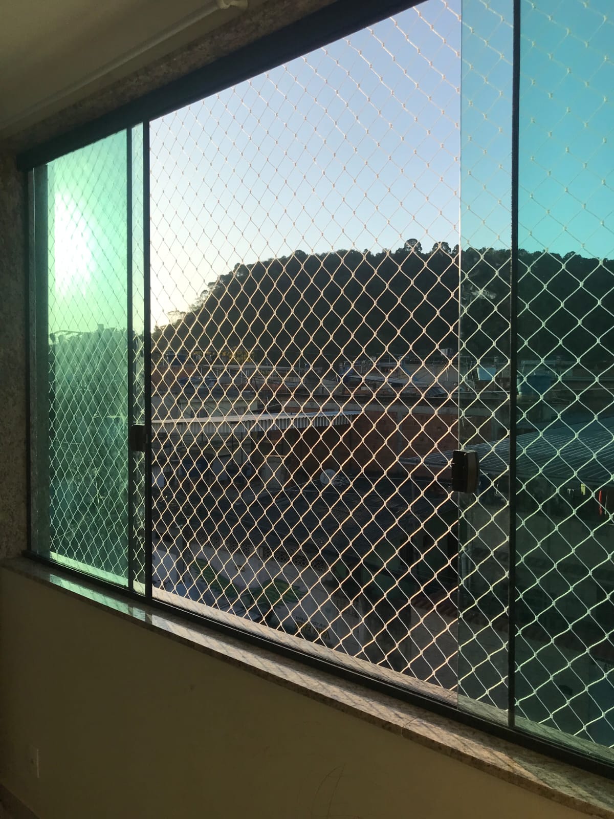 Instalador da Liberty efetuando ganchamento simétrico em prédio residencial do Méier