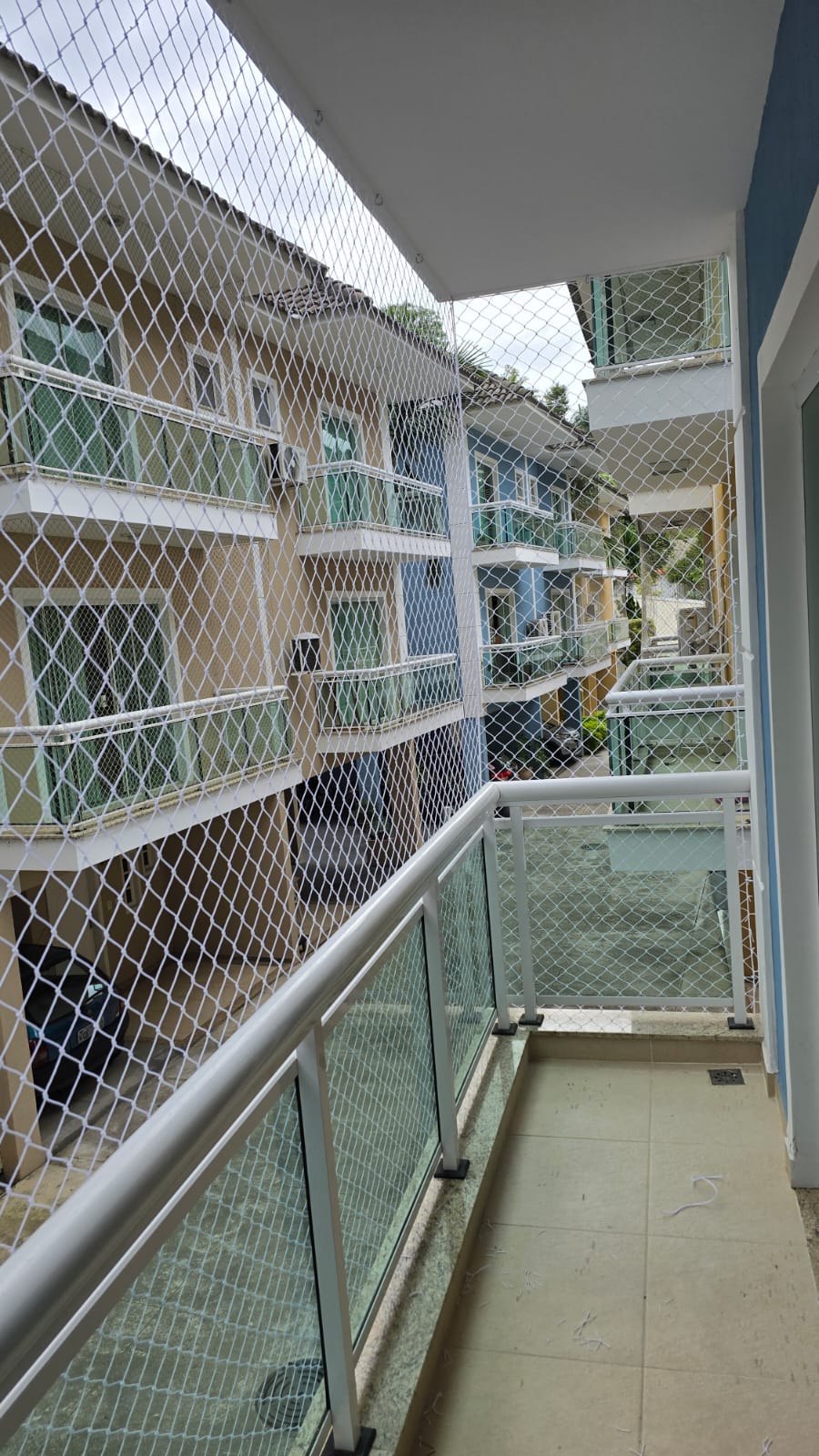 Telas de proteção tensionadas de forma discreta em condomínio residencial no Camorim
