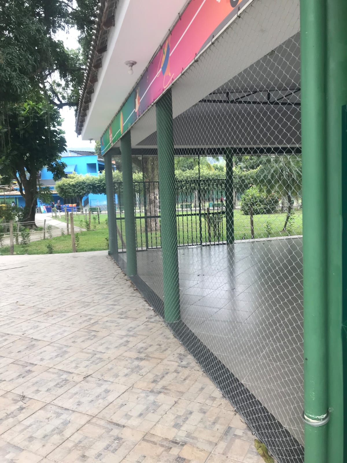 Fixação limpa e segura de redes Liberty em ambiente escolar
